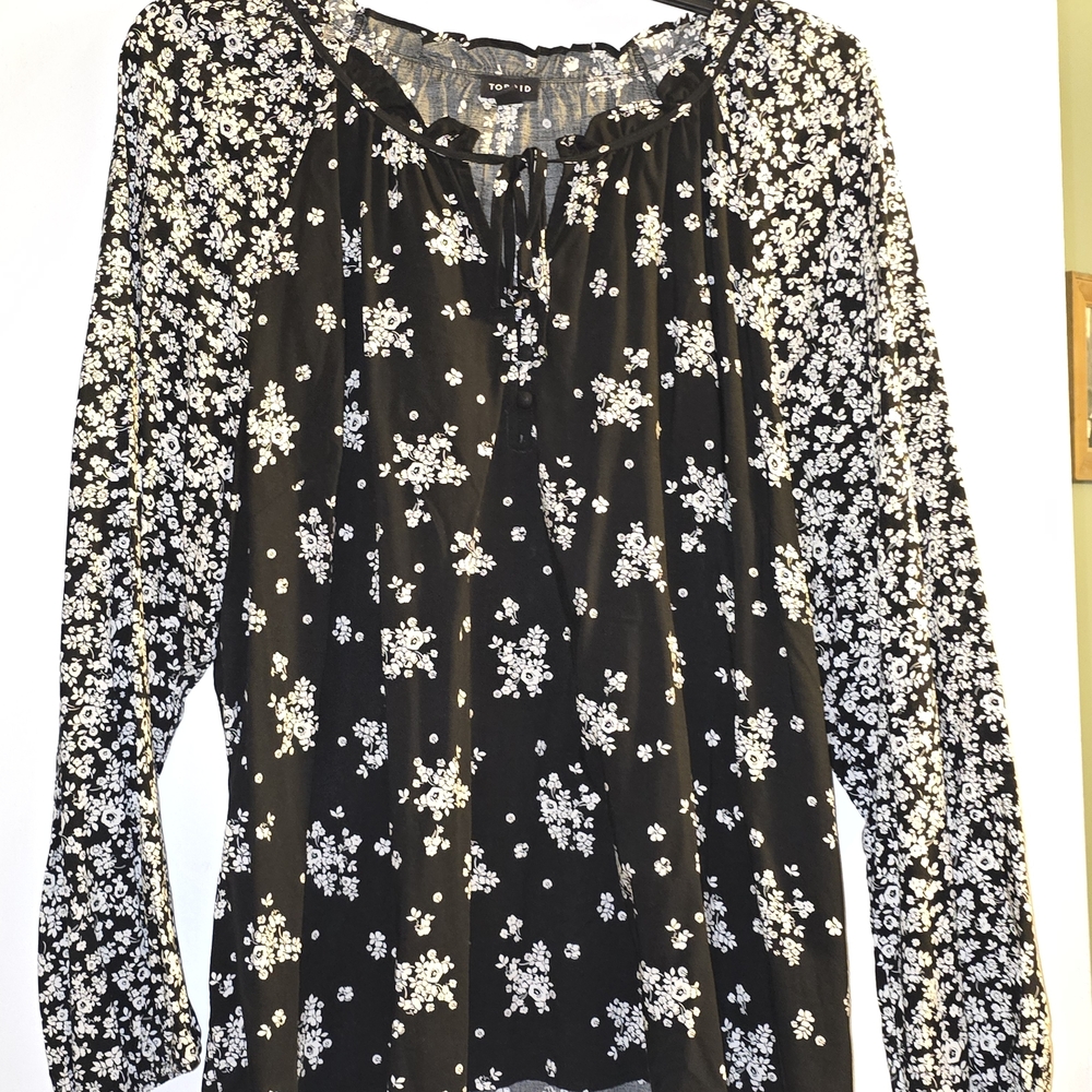 Torrid Size 1 Black & White Floral Top